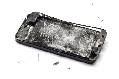 Kırık ekran üzerinde beyaz ba izole ile modern hareket eden smartphone
