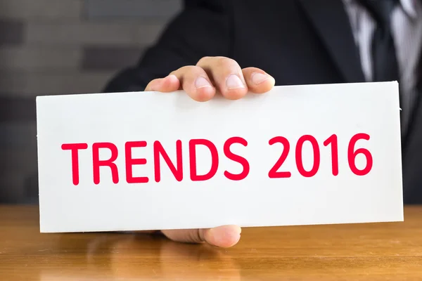 Trends 2016, Botschaft auf weißer Karte und Hold von Geschäftsmann — Stockfoto