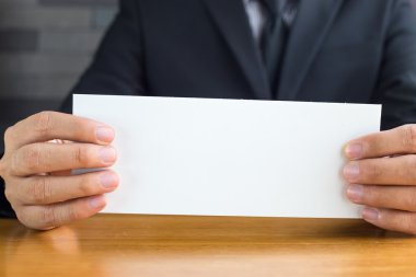El işadamı gösteren beyaz kağıt