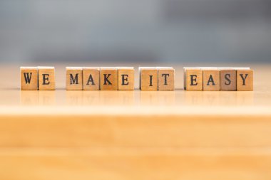 Biz kolay yapmak. ahşap blok üzerinde yazılı kelime