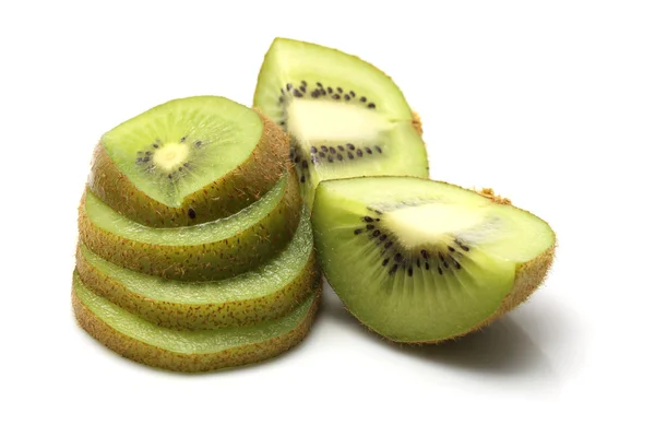 Kiwi fruits et kiwi tranches segments sur fond blanc — Photo