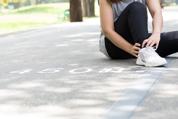 Sportverletzung. Frau mit Schmerzen im Knöchel beim Joggen — Stockfoto