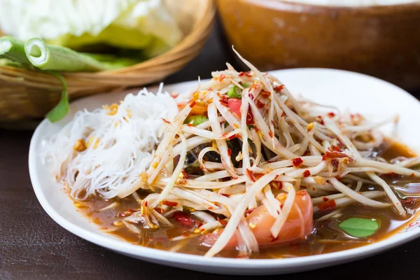Salát z papáji, thajské jídlo, som tam — Stock fotografie