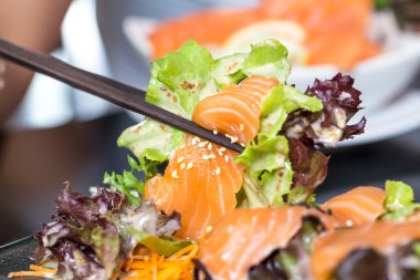 Yemek çubukları ile Somon salata