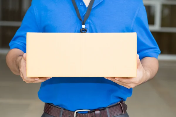 Entrega hombre sosteniendo una caja de paquete — Foto de Stock