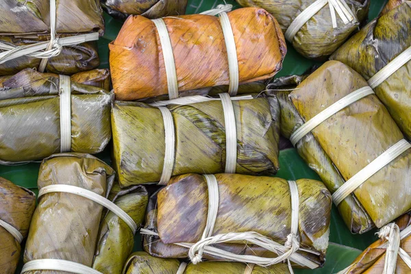 Thaise dessert, Khao Tom gek, gestoomde kleefrijst met banaan — Stockfoto