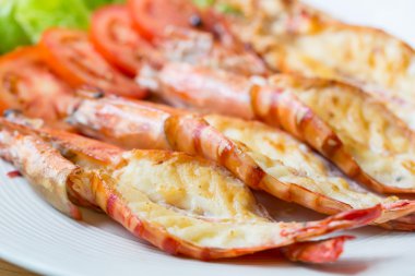 Plaka üzerinde ızgara karides