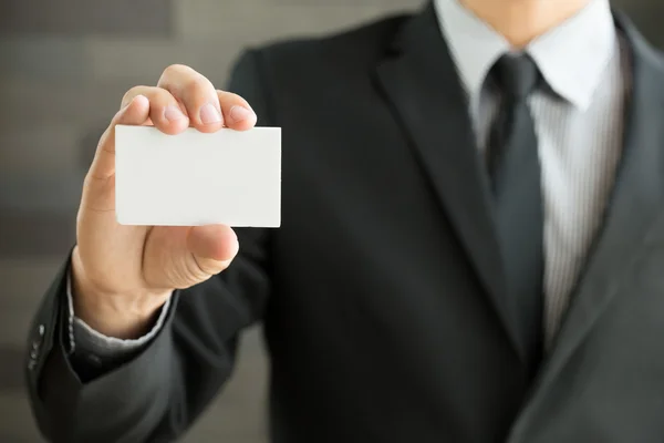 Empresário mostrando cartão de visita em branco — Fotografia de Stock