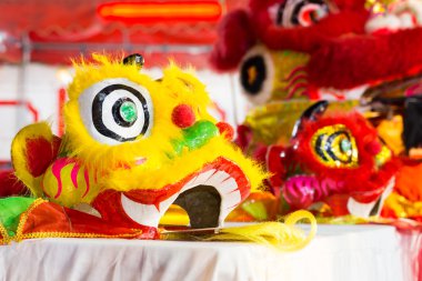 Geleneksel renkli Çin aslanı