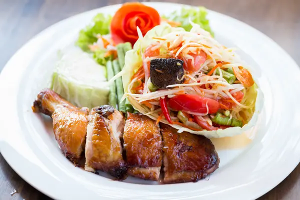 Frango grelhado e salada de mamão, comida tailandesa — Fotografia de Stock