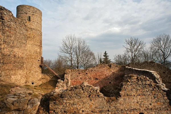 Ruïnes van het oude kasteel — Stockfoto