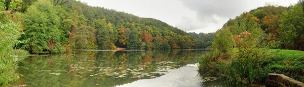 Barevný podzimní jezero — Stock fotografie