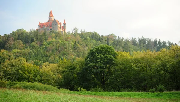 Kasteel Bouzov in de heuvel — Stockfoto