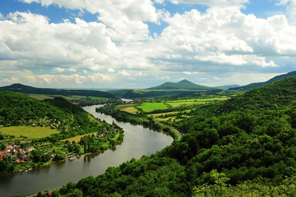 De rivier loopt door platteland — Stockfoto