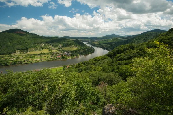 De rivier loopt door platteland — Stockfoto