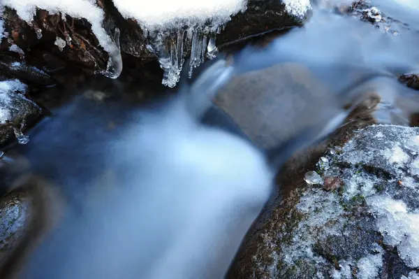 Detalj av isiga stream — Stockfoto