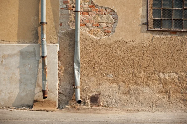 Due tubi di scarico sulla casa — Foto Stock