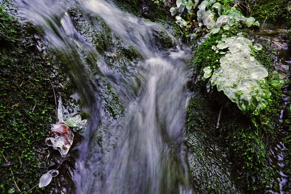 Riacho de primavera com gelo — Fotografia de Stock