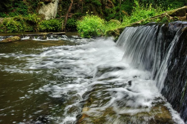 Weir vid floden — Stockfoto