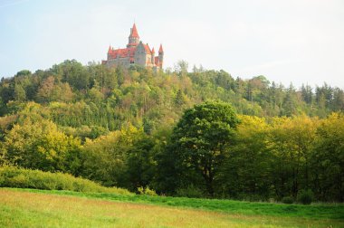 Tepe üzerinde kale Bouzov