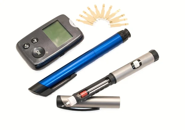 Инсулиновые ручки и глюкометр — стоковое фото