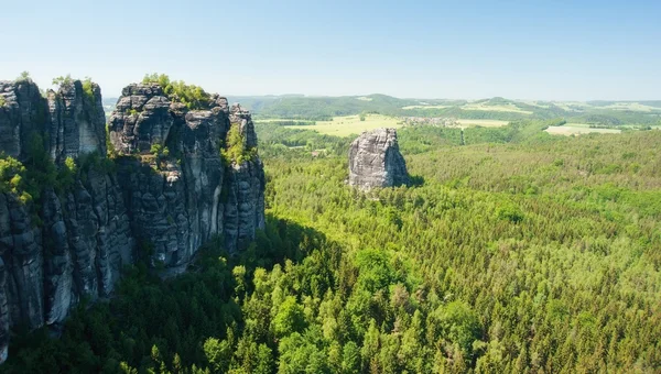 Rocce di arenaria e foresta — Foto Stock