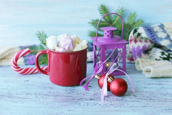 Счастливого Рождества Красная Чашка Кофе Безе Фонарь Горящей Свечой Новогодние — стоковое фото