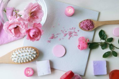 Taze pembe güller, su, taç yaprakları, arka planda mumlar, vücut bakım ürünleri, doğal ev ürünleri, sağlıklı yaşam tarzı, alternatif tıp