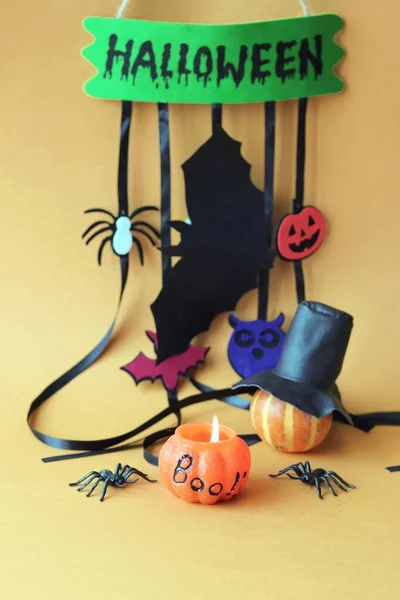 Decoraciones Místicas Halloween Velas Encendidas Sobre Fondo Naranja Brillante Otoño —  Fotos de Stock