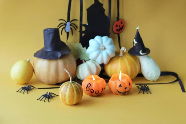 Mystische Halloween Dekorationen Brennende Kerzen Auf Leuchtend Orangefarbenem Hintergrund Herbst — Stockfoto