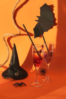 Cadılar Bayramı içecekleri, solucan jölesi, hafif arka plan dekorasyonu, ev partisi mistik kokteyli, tebrik kartları, harf uzayı.