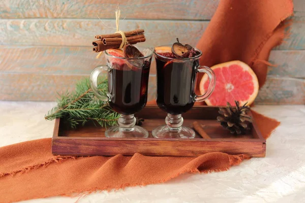 Vrolijk Kerstfeest Bekers Met Glühwein Specerijen Dennentakken Een Lichte Houten — Stockfoto