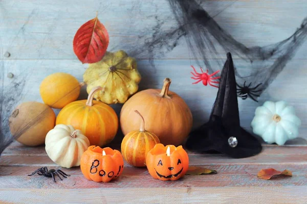 Kürbisse Mystische Halloween Dekorationen Spinnweben Kürbisse Brennende Kerzen Auf Holzgrund — Stockfoto