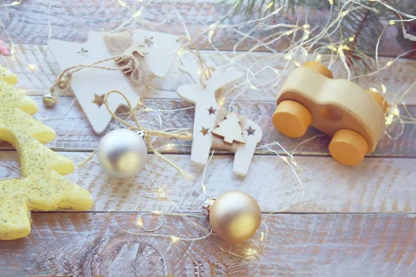 Feliz Natal Decorações Ano Novo Bolas Iluminação Uma Mesa Madeira — Fotografia de Stock
