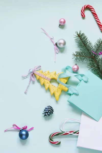 Frohe Weihnachten Neujahrsspielzeug Tannenzweige Auf Hellblauem Hintergrund Glückwunschkonzept Postkarte — Stockfoto