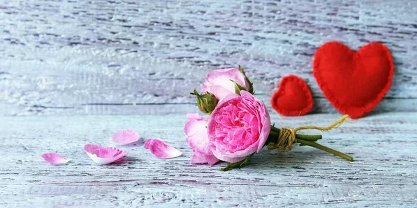 Ein Kleiner Strauß Frischer Rosen Ein Paar Rote Filzherzen Auf — Stockfoto