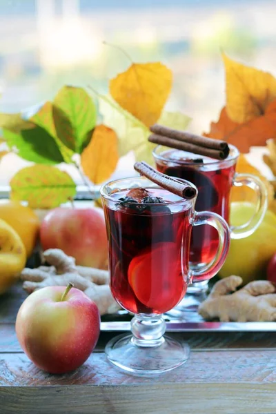 Θερμαινόμενο Ποτό Φρούτα Φθινοπωρινά Φύλλα Μπαχαρικά Ένα Ξύλινο Τραπέζι Στο — Φωτογραφία Αρχείου