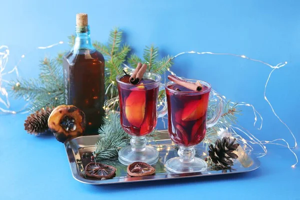 Παραδοσιακό Χριστουγεννιάτικο Ποτό Φλυτζάνια Ζεστό Κρασί Μπαχαρικά Κλαδιά Ελάτης Και — Φωτογραφία Αρχείου