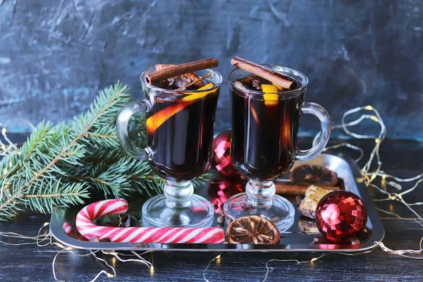 Traditionelles Weihnachtsgetränk Tassen Mit Glühwein Gewürzen Tannenzweigen Weihnachtsspielzeug Und Beleuchtung — Stockfoto