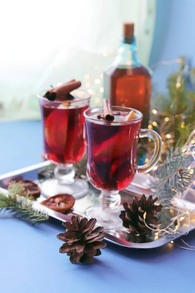 Tradycyjny Napój Świąteczny Filiżanki Grzanym Winem Przyprawy Gałązki Jodły Oświetlenie — Zdjęcie stockowe