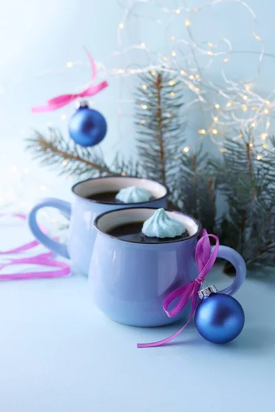 Decoraciones Navidad Par Tazas Café Con Merengues Caramelo Ramas Abeto — Foto de Stock