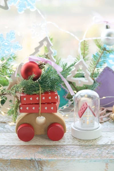 Χριστουγεννιάτικο Παιχνίδι Σπίτι Ξύλινο Αυτοκίνητο Δώρα Και Ένα Δέντρο Διακοσμήσεις — Φωτογραφία Αρχείου