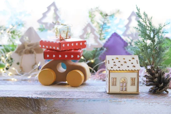 Casa Juguete Navidad Coche Madera Con Regalos Árbol Decoraciones Año — Foto de Stock