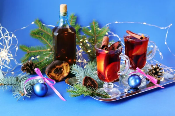 Χριστουγεννιάτικα Παιχνίδια Φλυτζάνια Ζεστό Κρασί Μπαχαρικά Κλαδιά Ελάτης Και Φωτισμός — Φωτογραφία Αρχείου