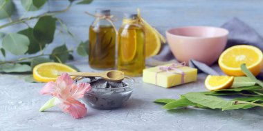 Aromatik yağ, mavi kil, turunçgil dilimleri, doğal sabun - maske, fırça, ev bakımı, sağlıklı yaşam tarzı için malzemeler