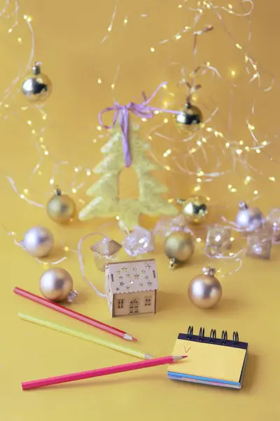 Weihnachtsdekoration Illumination Notizbuch Mit Bleistiften Auf Hellem Hintergrund Glücksgoldfarbe — Stockfoto