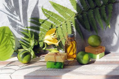 Sabun, limon, ahşap bir masada aromatik yağ, doğal ev kozmetik ürünleri, sağlıklı yaşam tarzı.