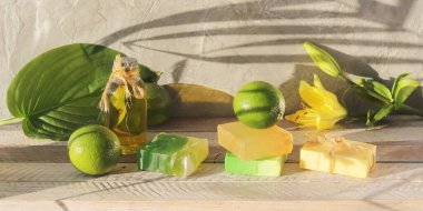 Sabun, limon, ahşap bir masada aromatik yağ, doğal ev kozmetik ürünleri, sağlıklı yaşam tarzı.