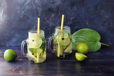 Masadaki cam bardaklarda yeşil limon, böğürtlen ve nane yapraklarından oluşan detoks kokteyli, ev yemeği, sağlıklı yaşam tarzı 
