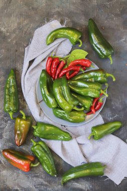 Masadaki yeşil ve kırmızı biberler sağlıklı ev yapımı yemekler, üst manzara, organik doğal sebzeler için.